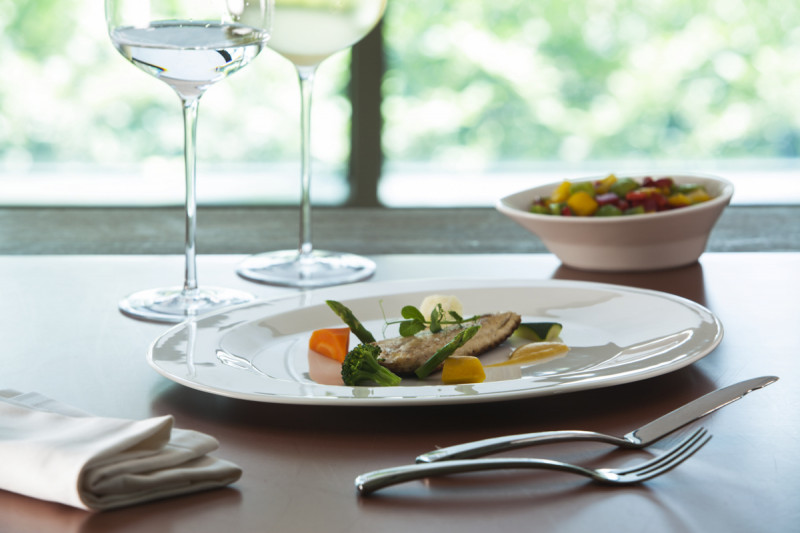 Assiette plate ovale ivoire porcelaine vitrifiée 25,1x20 cm Giro Rak